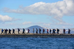 Tips til turen På turen gjennom klimaparken er vi utandørs over 1800 meter over havet. Her skiftar temperatur, vær og vind raskt. Ta derfor med gode sko, vindtette klede, lue og vottar. Turen startar ved Juvasshytta, og tek omlag 2,5 timar. Turen gjennom klimaparken til istunnelen er under 1 km. Over Juvflye er det tilrettelagt med gangbaner. Istunnelen og tilkomsten hit er ikkje tilrettelagt.