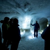 After under 1 kilometer along the walkway we enter the icetunnel in the snowdrift Juvfonne. The tunnel leads into passages and halls, and is designed by the artist and sculptor Peder Istad.