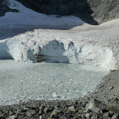 After the visit in the ice tunnel you are free to take a walk along the path to the vantage point where you see the glacier Kjelbreen. The path is partly facilitated with boulders.