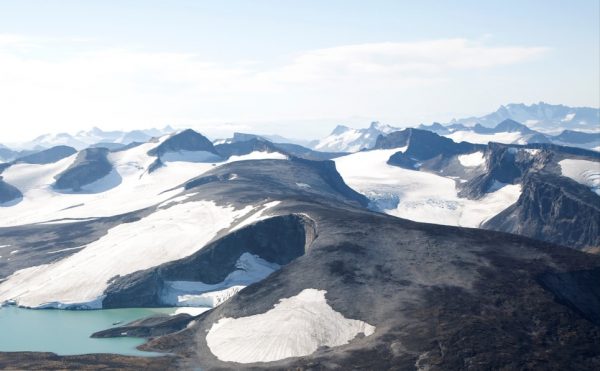 Under siste istid lå landet dekket av en stor og tykk iskappe, ikke ulikt slik det er på Grønland i dag. Den ytterste kyststripen kunne være isfri og trolig stakk noen av de høyeste toppene opp av isen som nunataker. Men hvordan har klimaet utviklet seg fra denne tiden og frem til i dag?