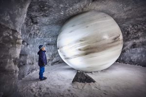 Kloden Kloden i istunnelen i Klimapark 2469.