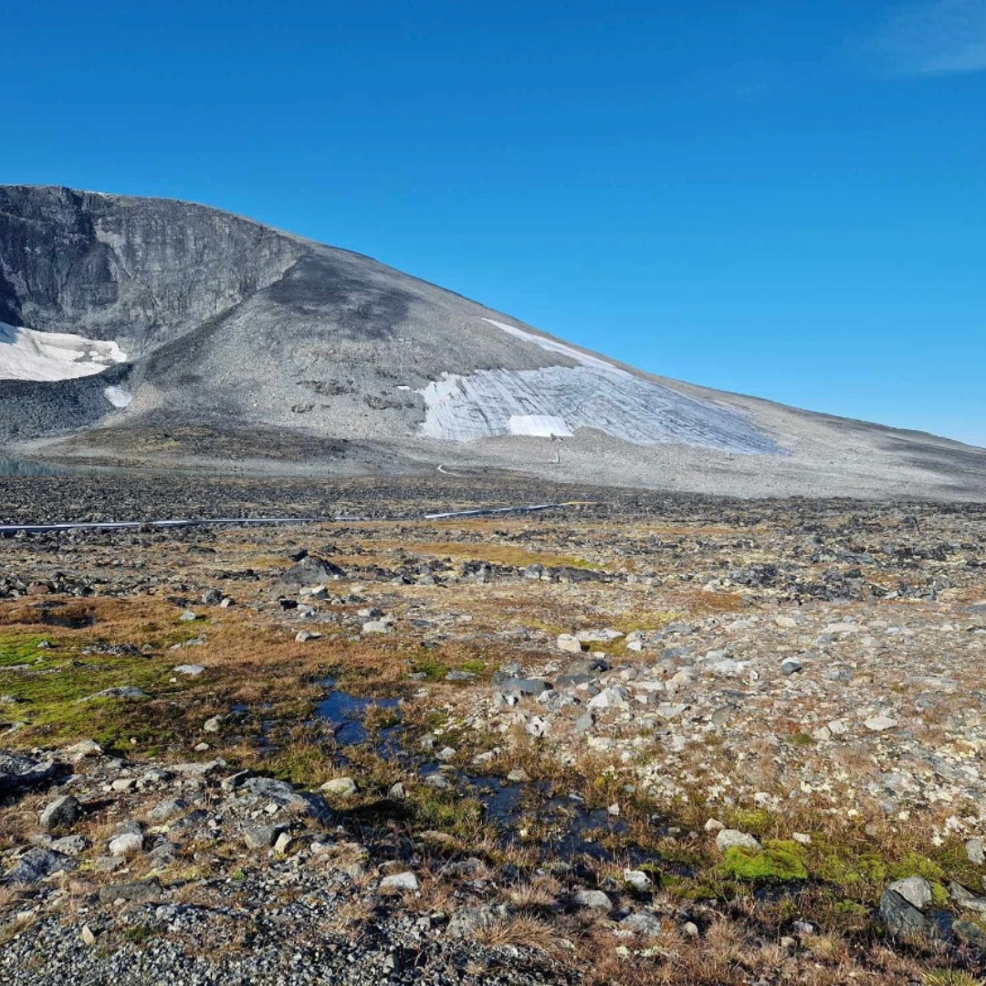 Ein isfonn og natur på høgfjellet i Klimapark 2469