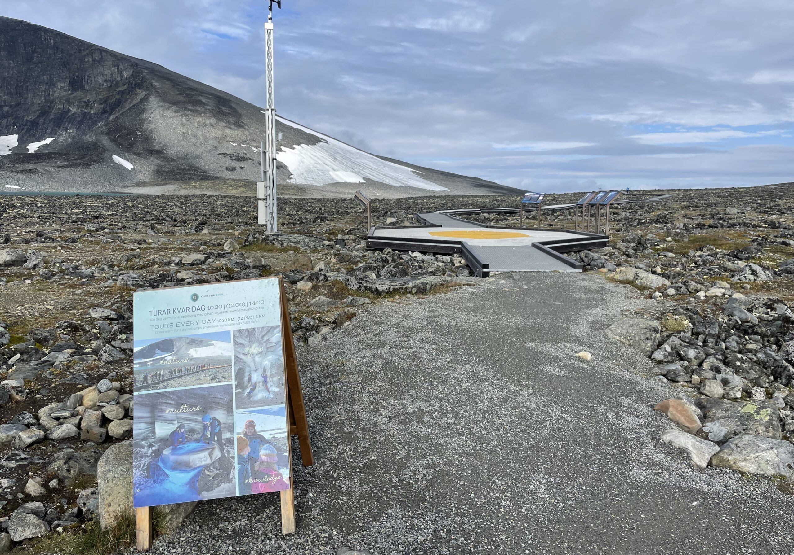 Her startar den guida turen i Klimapark 2469. Starten av gangbanen.